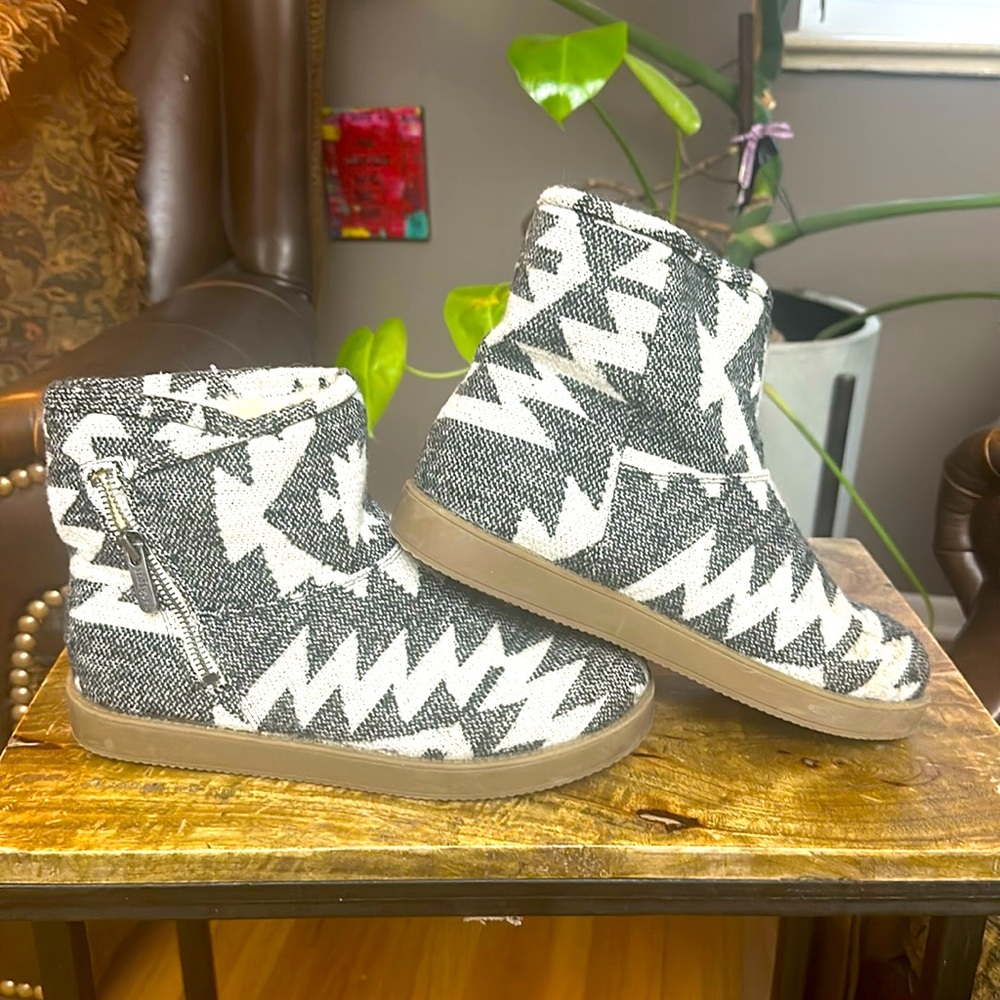 INDIGO RD. ~ Slip on Booties, fur-lined